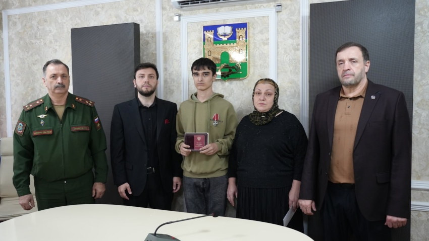 Семье Тимура Аджиева передали орден Мужества в Хасавюрте