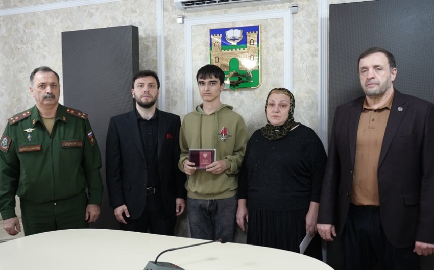 Семье Тимура Аджиева передали орден Мужества в Хасавюрте