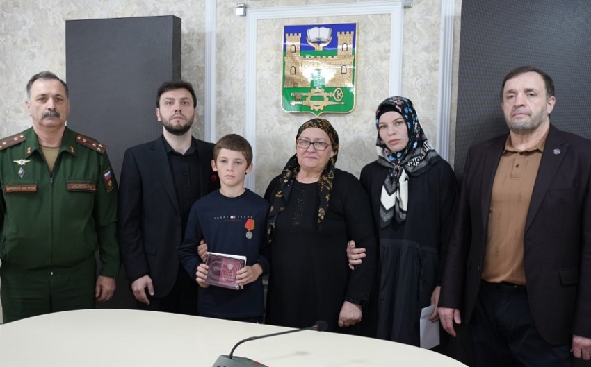 Семье погибшего участника СВО из Хасавюрта передали медаль Жукова