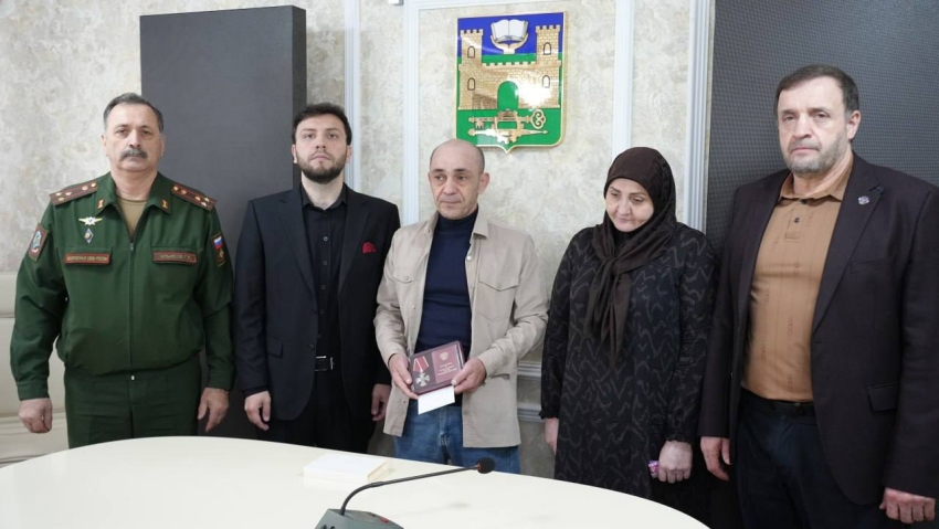 Корголи Корголиев передал орден Мужества семье погибшего участника СВО Раджаба Ташанова