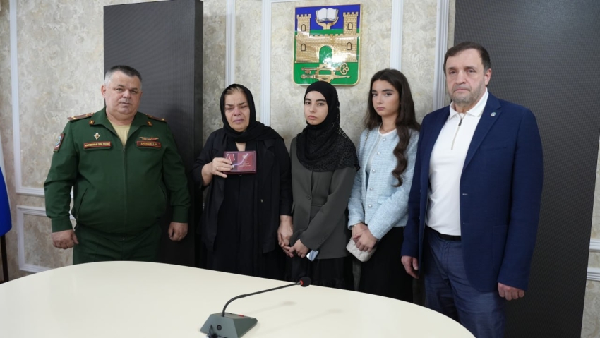 В Хасавюрте семье погибшего участника СВО Азамата Валиева передали орден Мужества