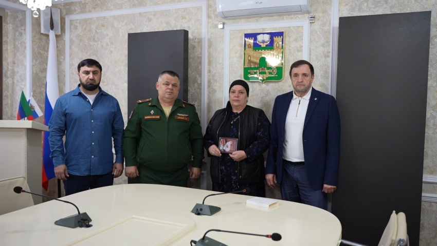Корголи Корголиев передал семье погибшего участника СВО орден Мужества