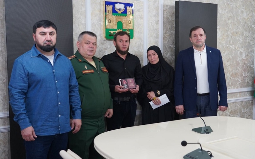 В Хасавюрте семье погибшего участника СВО Ахмеда Салаватова передали орден Мужества