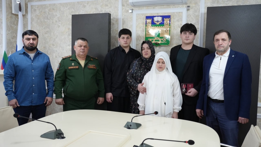 В Хасавюрте передали орден Мужества семье погибшего военнослужащего Азиза Акавова