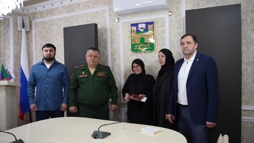 В Хасавюрте семье погибшего военнослужащего Рустама Мустафаева передали медаль Суворова