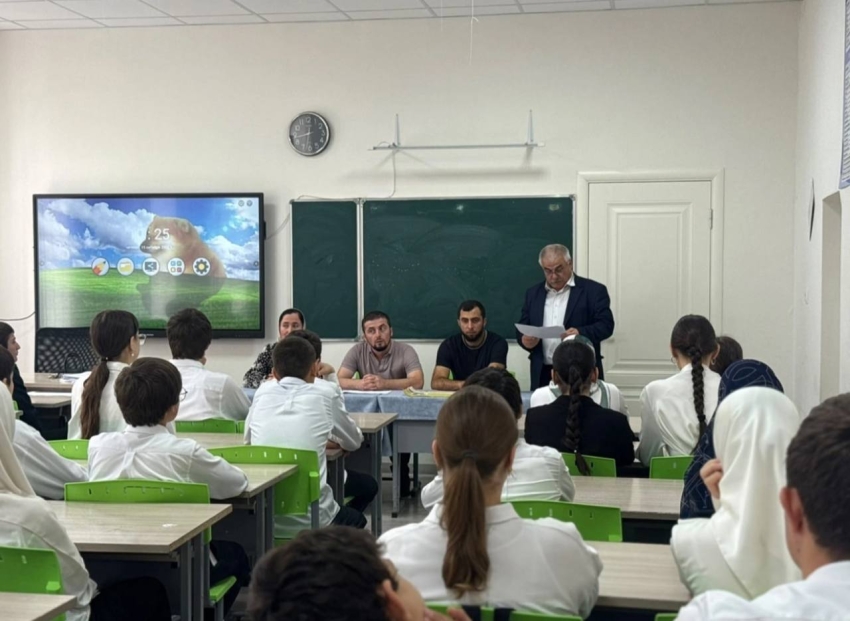 В Хасавюрте школьникам рассказали о правилах безопасности при встрече с безнадзорными животными
