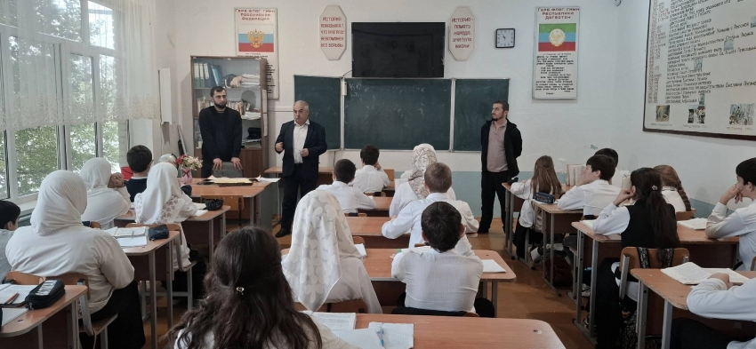 В Хасавюрте школьников научили правилам безопасного поведения при встрече с бездомными собаками